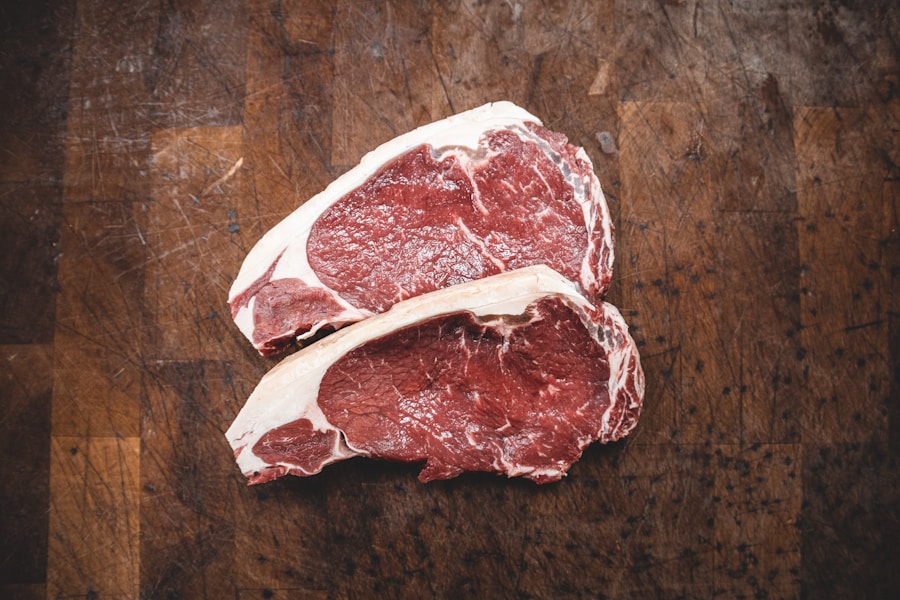 Alimentação natural para gatos: entenda os benefícios e riscos da carne crua na dieta felina