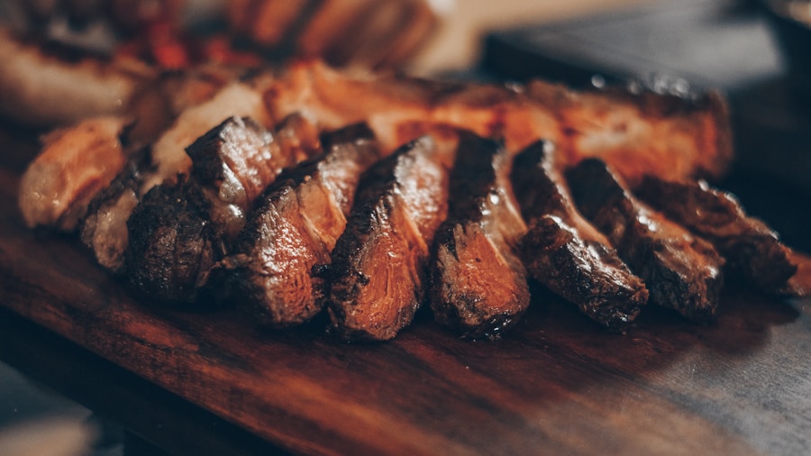 Descubra os benefícios e riscos da carne cozida na dieta do seu gato